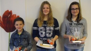 Schulsiegerin im Vorlesen ist Madeleine Kuper (Mitte). Das Bild zeigt sie zusammen mit den weiteren Klassensiegern Stefan Fischer und Michelle Hass. Foto: privat