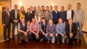 Der SV Eintracht Neulangen hat einen neuen Vorstand. Das Bild zeigt die alten und neuen Vorstandsmitglieder zusammen mit den Ehrengästen des Vereins. Foto: Verein