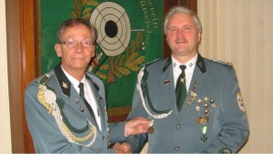 Für seine Verdienste wurde Peter Nowak vom Vorsitzenden Hans Hannen (links) geehrt. Foto: privat
