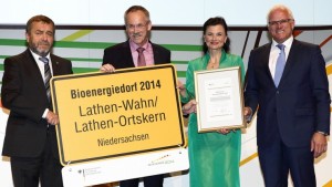 Die Ehrung nahm Samtgemeindebürgermeister Karl-Heinz Weber entgegen. Links Wolfgang Vogel, rechts Gitta Connemann und der Staatssekretär Peter Bleser. Foto: privat