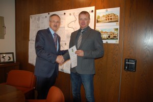 Samtgemeindebürgermeister und der neue Kämmerer der Samtgemeinde Lathen, Helmut Wilkens, bei der Übergabe der Ernennungsurkunde. 