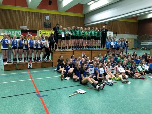 Oben auf dem Treppchen steht die siegreiche Mannschaft von RASPO Lathen, links Trainer Albert Schweitzer und Trainerin Sandra Schweitzer und rechts Trainer Friedhelm Hegge.