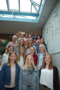 Das Bild zeigt die erfolgreichen Sportlerinnen mit ihren Betreuern und einigen Eltern.