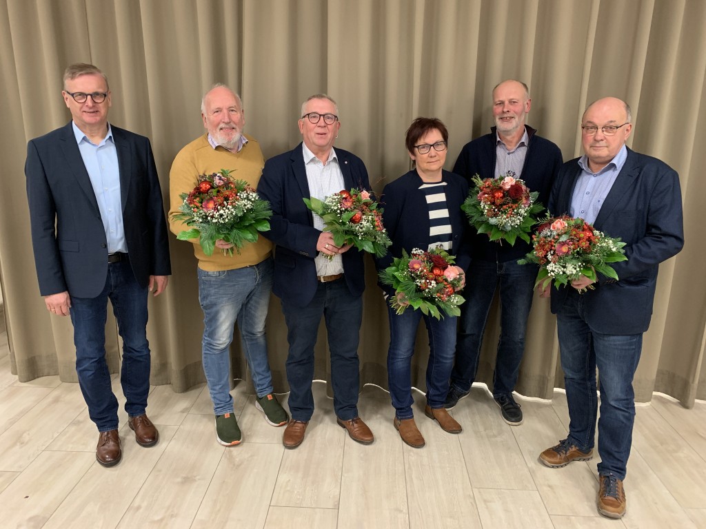 Samtgemeindebürgermeister Helmut Wilkens, Klaus Brands, Alwin Illenseer, Irmgard Vox-Robin, Hermann Lögermann und Bürgermeiser Heiner Bojer