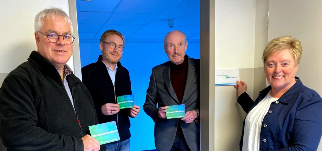 Das Foto zeigt Heinz-Hermann Hoppe (Bürgermeister Sustrum), Klaus Ludden (Geschäftsführer pro-t-in), Hermann Albers (Bürgermeister Niederlangen) und Mechtild Wessling (Geschäftsführerin Wirtschaftsverband Emsland) v.l.n.r.
