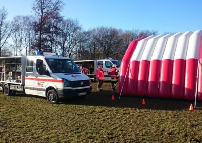 Die Schnelleinsatzgruppe des Deutschen Roten Kreuzes richteten vor dem Kraftwerk einen Behandlungsplatz ein. Foto: Feuerwehr