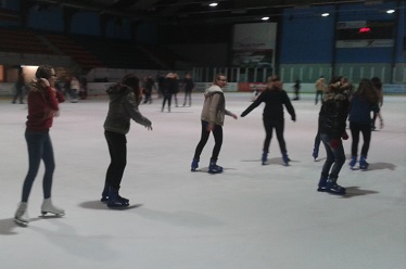 Jugendliche der Samtgemeinde Lathen in der Eissporthalle Nordhorn