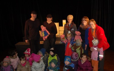 Kinder des St. Vitus Kindergartens besuchen Figurentheater "Hille Pupille"
