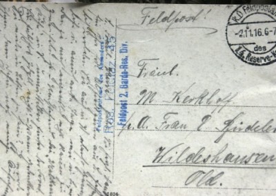 Eng beschriebene Postkarten wurden von der Front an die Familie in der Heimat geschickt.