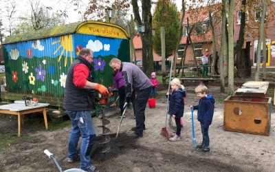 Spielplatz beim Kindergarten Purzelbaum aufgewertet – Tolle Aktion der Eltern