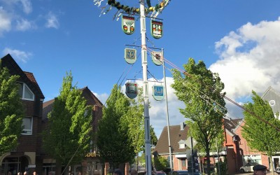 Maikranz weht am Marktbrunnen