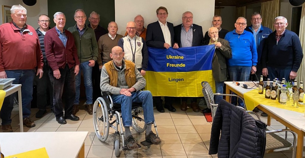Landrat Marc-André Burgdorf (7. v. r.) war am Jahresanfang im DRK-Heim in Elbergen bei einem Treffen des Freundeskreises der Ukrainefahrer zu Gast. (Foto: Freundeskreis der Ukrainefahrer Lingen)