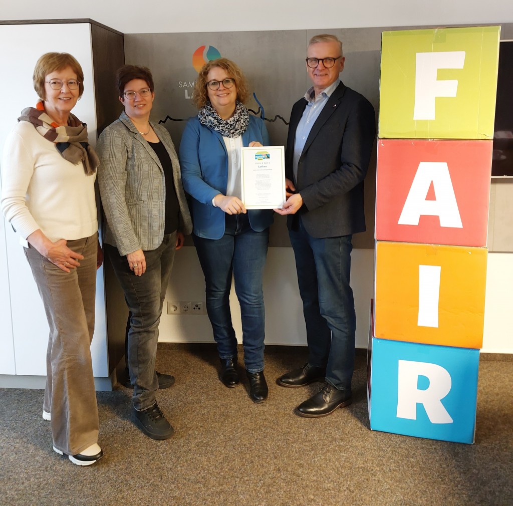 Samtgemeindebürgermeister Helmut Wilkens übergibt dem Vorstand „Faire Welt – Samtgemeinde Lathen“ die Urkunde. Im Bild v.l.n.r Johanna Willenborg, Andrea Schmees, Claudia Reinken und Samtgemeindebürgermeister Helmut Wilkens. 