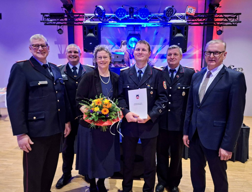  Bernward Frye, Silberne Ehrennadel mit Ehefrau, Feuerwehrführung und Samtgemeindebürgermeister
