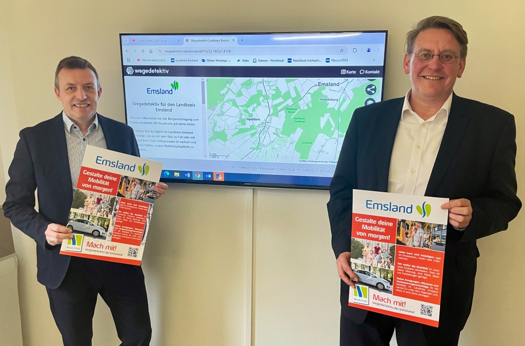 Landrat Marc-André Burgdorf (r.) und der zuständige Dezernent Michael Steffens rufen Bürgerinnen und Bürger auf, sich als „Wegedetektive“ an der Verbesserung des Nachverkehrsangebots zu beteiligen. (Foto: Landkreis Emsland)