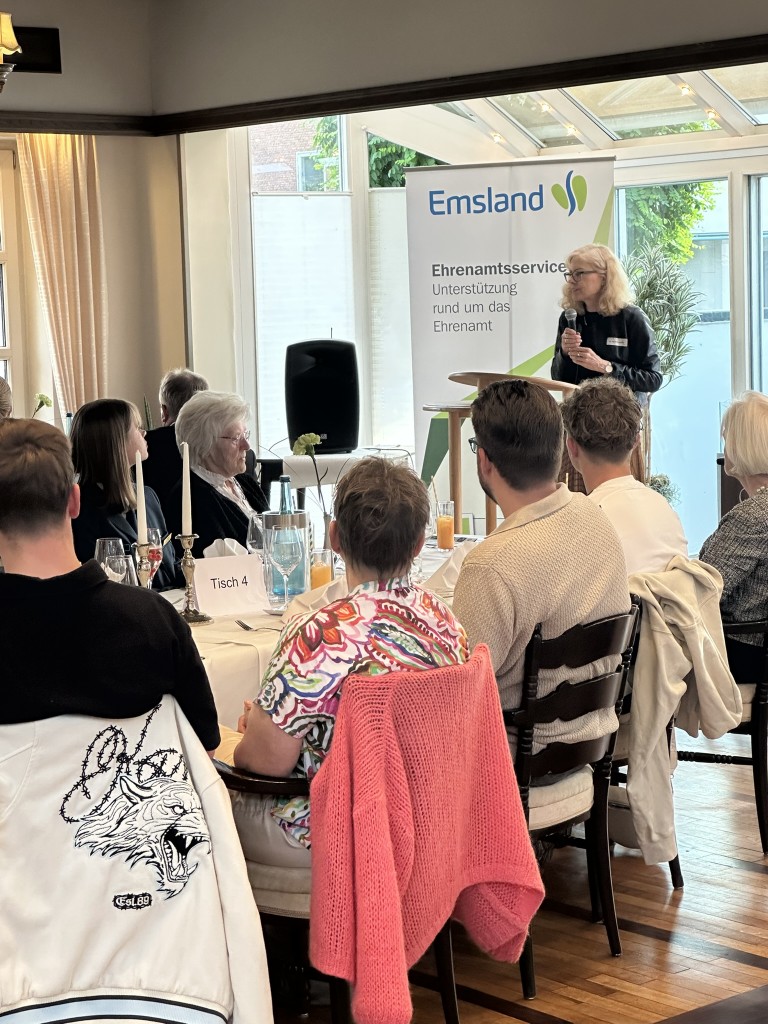 Sozialdezernentin Dr. Sigrid Kraujuttis (stehend) heißt die neuen Inhaber der Ehrenamtskarten willkommen. (Foto: Landkreis Emsland)