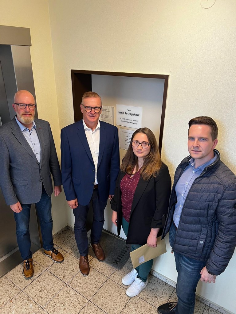 Bürgermeister Norbert Holtermann (lk.), Gemeindedirektor und Samtgemeindebürgermeister Helmut Wilkens (zweiter von lk.) sowie Michael Kirchner (re.) begrüßen die zukünftige Hausärztin Diana Laptedulce, die ab 2026 die Praxis von Irma Teterjukow in Lathen übernimmt.