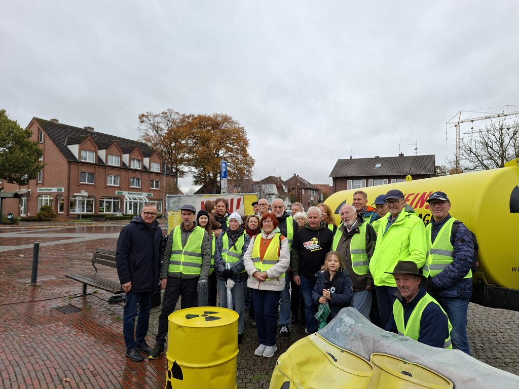 Einige Mitglieder des Vereins "Kein Atommüllendlager im Emsland e. V." sowie Samtgemeindebürgermeister Helmut Wilkens (links) auf dem Erna-de-Vries-Platz in Lathen.