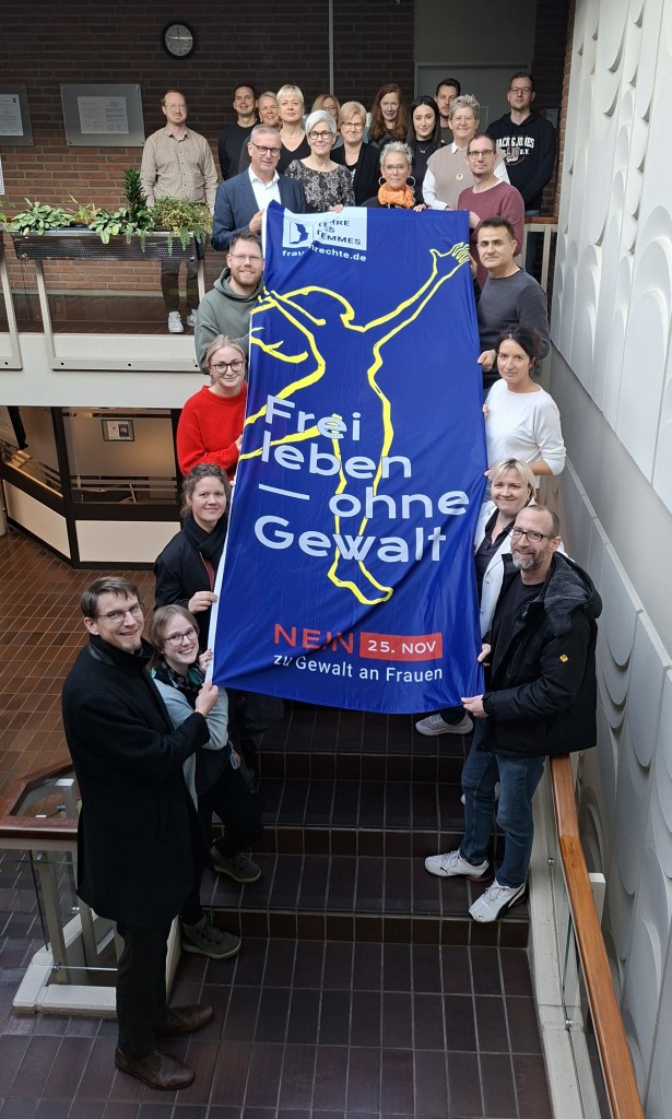 Gemeinsam stark gegen Gewalt: Mitarbeitende der Samtgemeinde Lathen zeigen im Rathaus Flagge für den Schutz von Frauen und Mädchen.