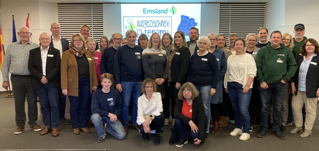 Für die Vielfalt des Ehrenamtes im Landkreis Emsland stehen die in 2025 mit dem Titel „Ausgezeichent!Ehrenamt“ gewürdigten Vereine, Gruppen und Einzelpersonen. Am Tag des Ehrenamtes kamen sie im Meppener Kreishaus zusammen. (Foto: Landkreis Emsland)