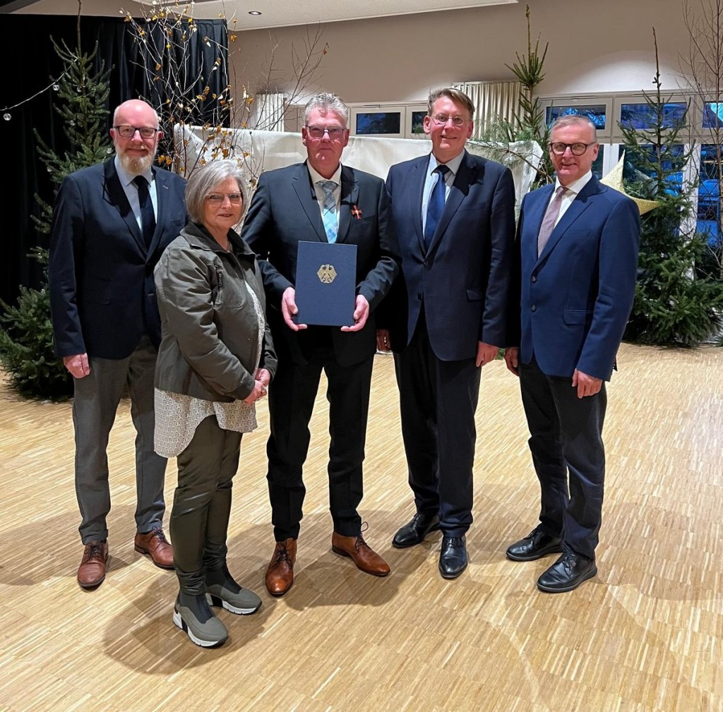 Hohe staatliche Ehrung für Ulrich Funke (dritter v. r.).: Übergabe des Verdienstkreuzes am Bande durch Landrat Marc-André Burgdorf (zweiter v. r.). Mit auf dem Bild sind Bürgermeister Norbert Holtermann, Annette Funke sowie Samtgemeindebürgermeister Helmut Wilkens (v.l.n.r.).