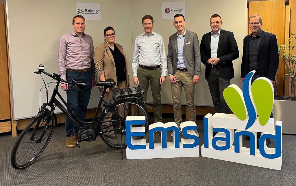 Projektteam des Radwegemanagements im Landkreis Emsland (v. l.): Michael Kuiter (Landkreis Emsland), Jana Busse, Prof. Dr.-Ing. Dennis Knese (beide Frankfurt University of Applied Sciences), der neue Radwegemanager Olav Hunting, Dezernent Michael Steffens, Ralf Wellmer (Landkreis Emsland). (Foto: Landkreis Emsland).