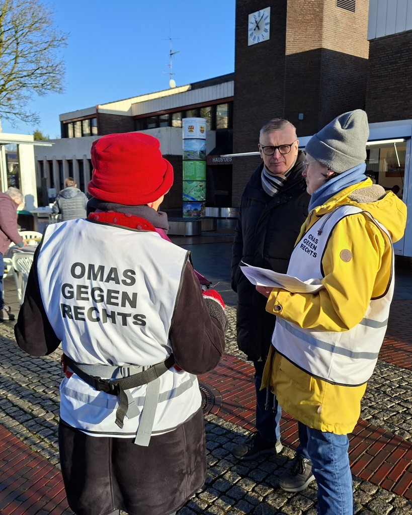 Marianne Runde und Bernhild Kampen (beide OMAS GEGEN RECHTS - Meppen) und Helmut Wilkens (v.l.n.r.).