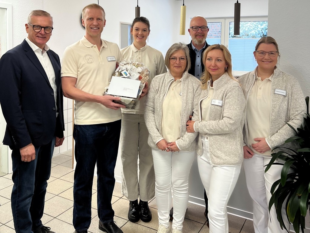 Zur Eröffnung der Hautarztpraxis in Lathen freuen sich Dr. med. Christian Hiernickel (2 v.l.), seine Partnerin (3 v.l.) sowie das Praxisteam über die Glückwünsche des Samtgemeindebürgermeisters Helmut Wilkens (1 v. l.) und des Bürgermeisters Norbert Holtermann (hintere Reihe r.).