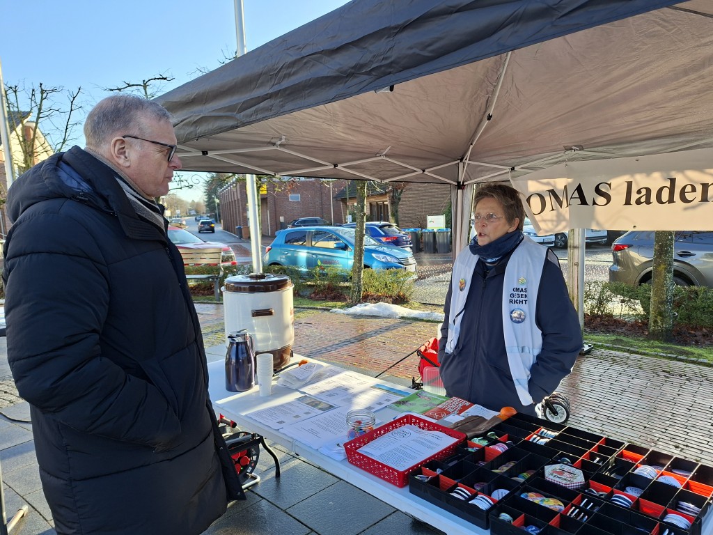 Am Stand der OMAS GEGEN RECHTS auf dem Lathener Wochenmarkt tauschte sich Samtgemeindebürgermeister Helmut Wilkens mit Christiane Jung aus.