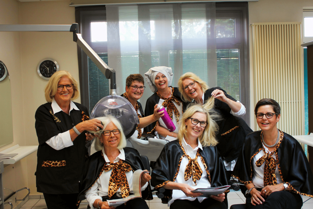 Anlässlich des Internationalen Frauentages präsentieren die Rodder Kratzbürsten ihr Programm „Frauen beim Friseur – (Sch-)Ehrenamt“ im Markt 7 in Lathen. Foto: Rodder Kratzbürsten.