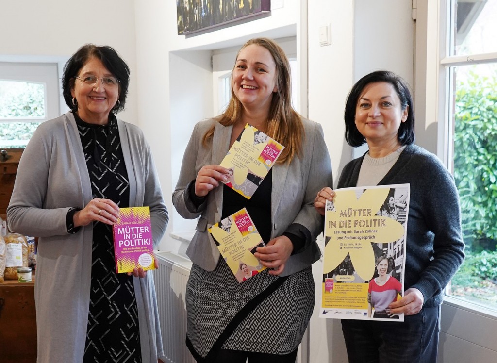 Marlies Kohne, Gleichstellungsbeauftragte des Landkreises Emsland, Ludmila Hase, Pädagogische Fachkraft im Projekt My Turn, und Inna Zaitseva, Pädagogische Fachkraft im Projekt My Turn, (v. l.) bewerben die Veranstaltung „Mütter in die Politik“. (Foto: VHS Meppen)