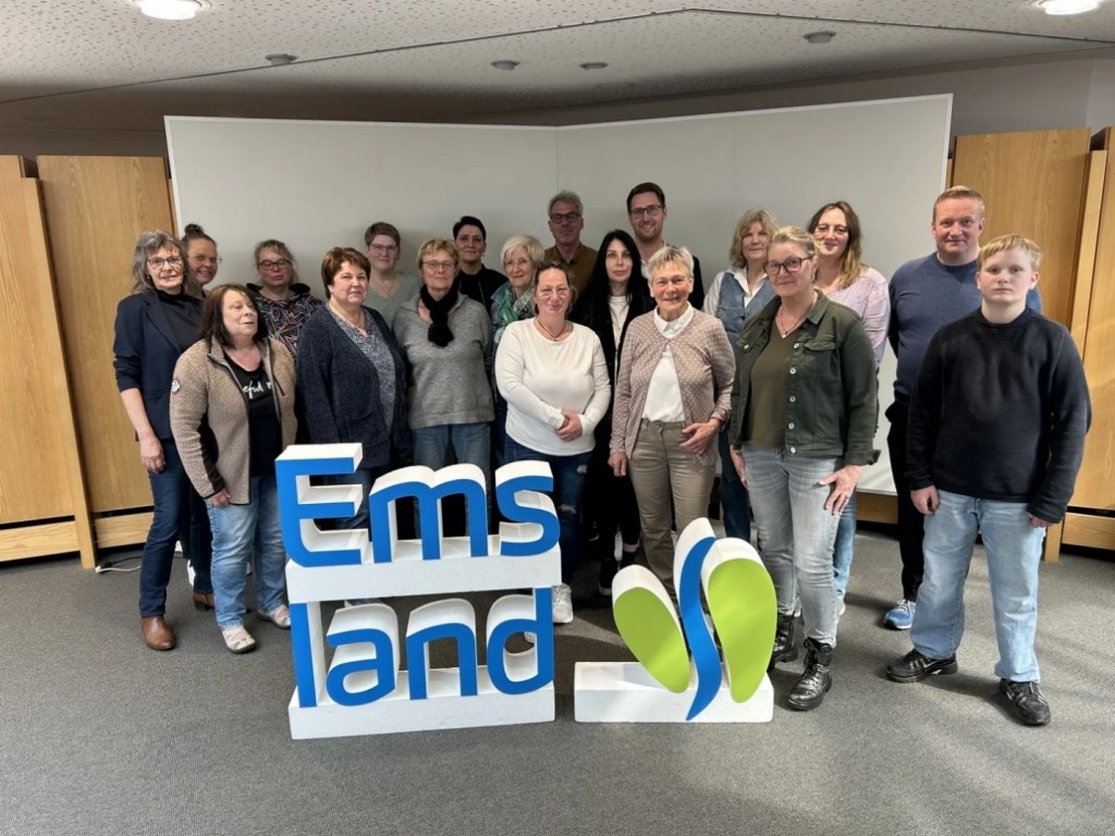 Teilnehmende sowie Dozentinnen und Dozenten der Qualifizierung von Nachbarschaftshelfenden versammelten sich zum Gruppenfoto. (Foto: Landkreis Emsland)