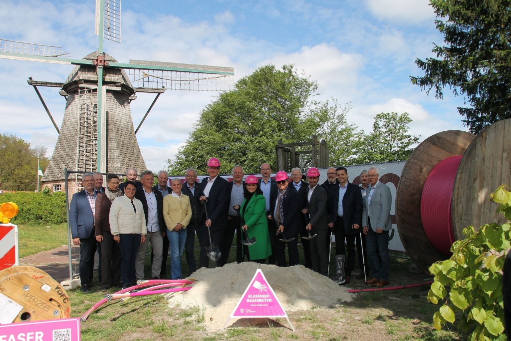 Die Bürgermeisterinnen und Bürgermeister der Gemeinden im Flächengebiet des Los Nordwest sowie weitere Gäste nahmen am offiziellen 1. Spatenstich in Lathen teil. (Fotos: Landkreis Emsland)