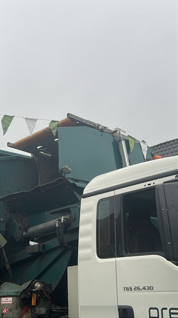 Wimpel vor Müllfahrzeug