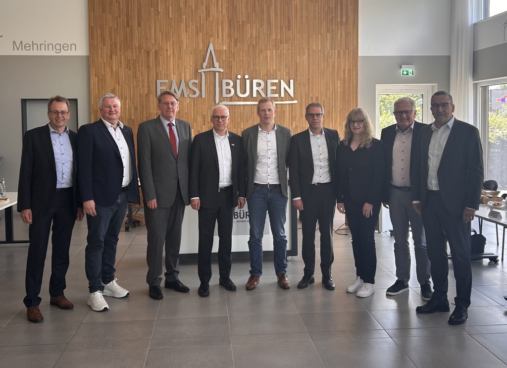 Die Mitgliederversammlung des NSGB, Kreisverband Emsland, mit Landrat Marc-André Burgdorf (3. v. l.), NSGB-Vorsitzendem Emsland, Bürgermeister Andreas Kaiser (r.) sowie Geschäftsführer des NSGB-Kreisverbandes, Samtgemeindebürgermeister Ludger Kewe (l.), appellierten an die Netzbetreiber für einen bedarfsgerechten Ausbau der Stromnetze. (Foto: Samtgemeinde Werlte)